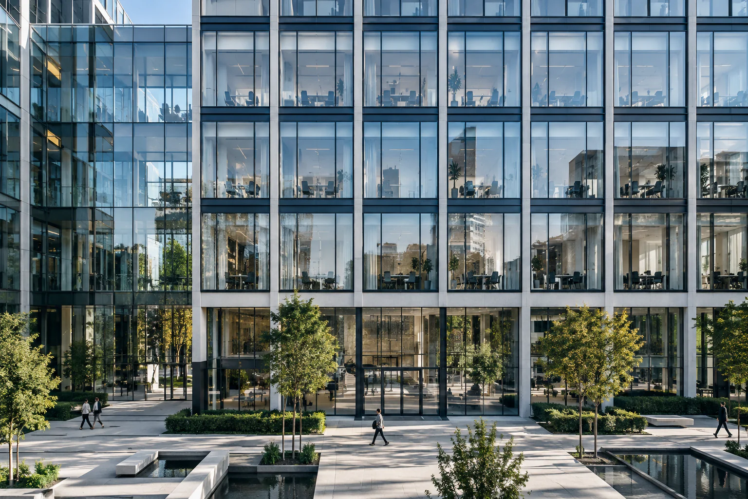 Kantoorgebouw met een glazen gevel